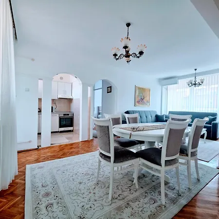 Turquoise Sunny Apartment